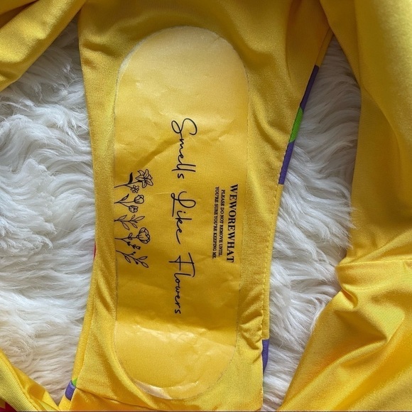 WeWoreWhat One Piece Swimsuit Scoop High Leg Printed Nylon Retro Daisies L NWT - Picture 6 of 11